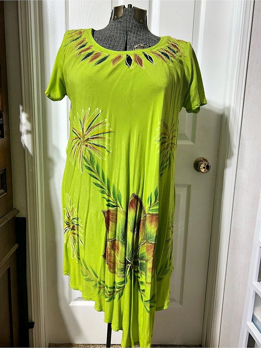 Beach Angels Dress Form Floral Midi Dress in Green Like New
